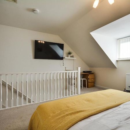 Three Bedroom House In Runcorn By The Lake With Parking By Neofinixdotcom 外观 照片