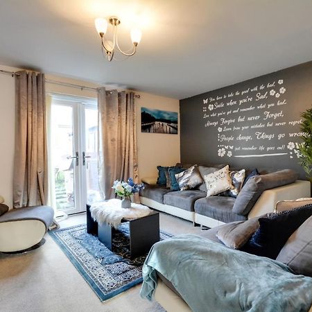 Three Bedroom House In Runcorn By The Lake With Parking By Neofinixdotcom 外观 照片