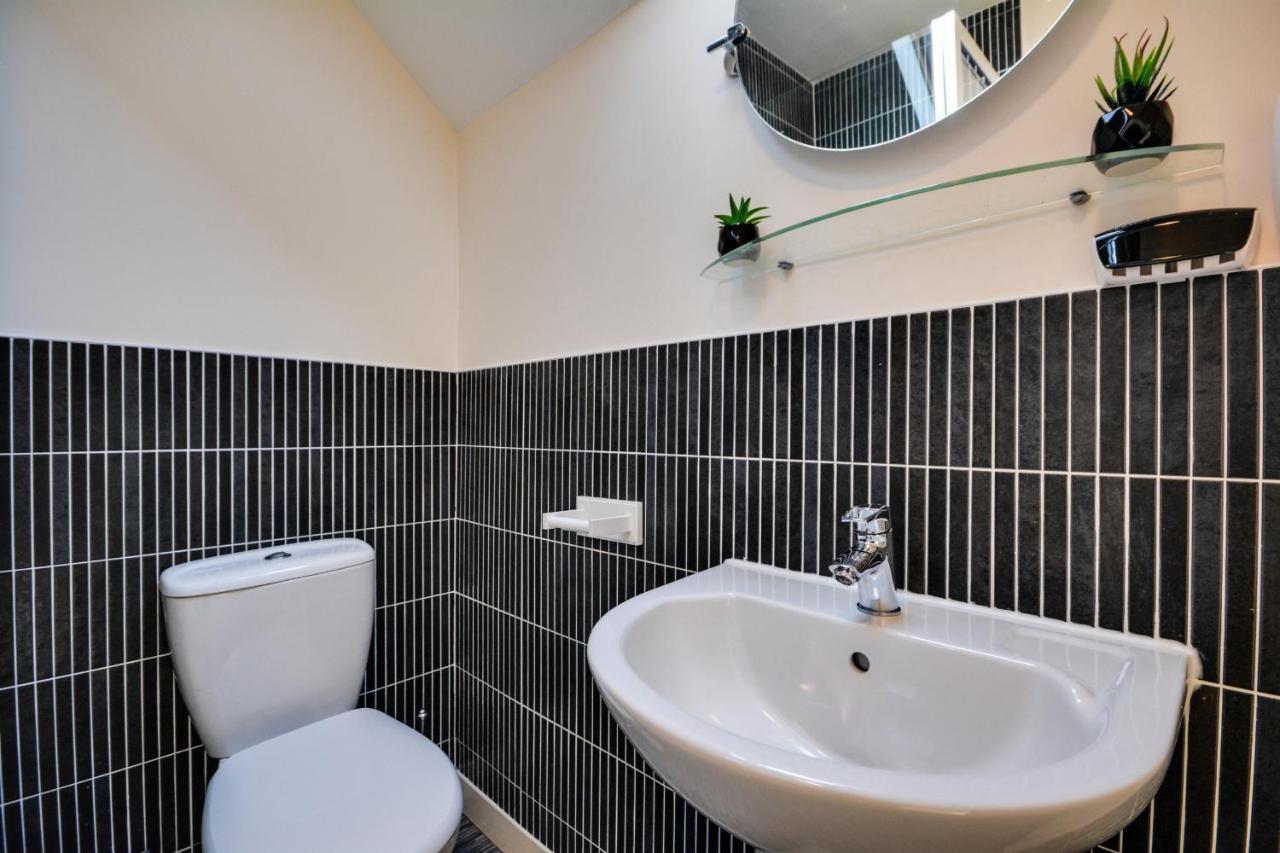 Three Bedroom House In Runcorn By The Lake With Parking By Neofinixdotcom 外观 照片