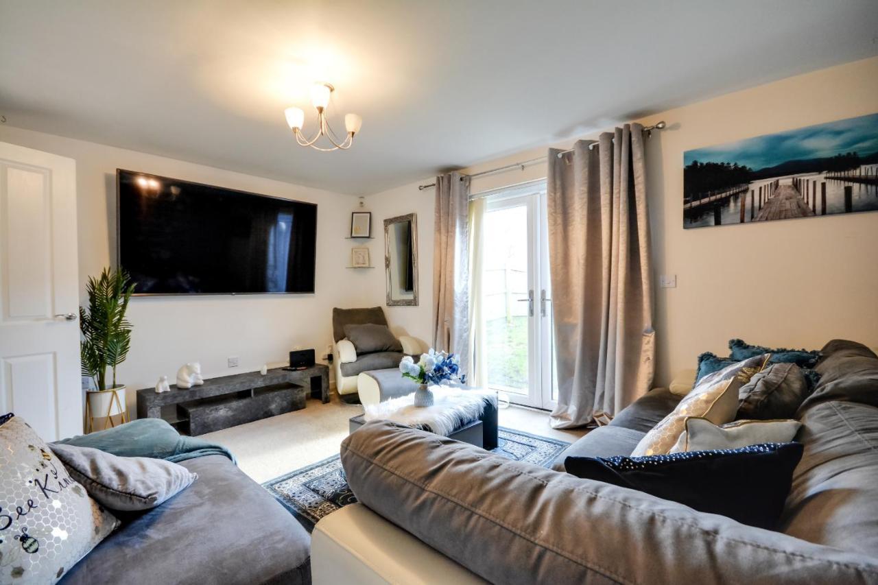 Three Bedroom House In Runcorn By The Lake With Parking By Neofinixdotcom 外观 照片