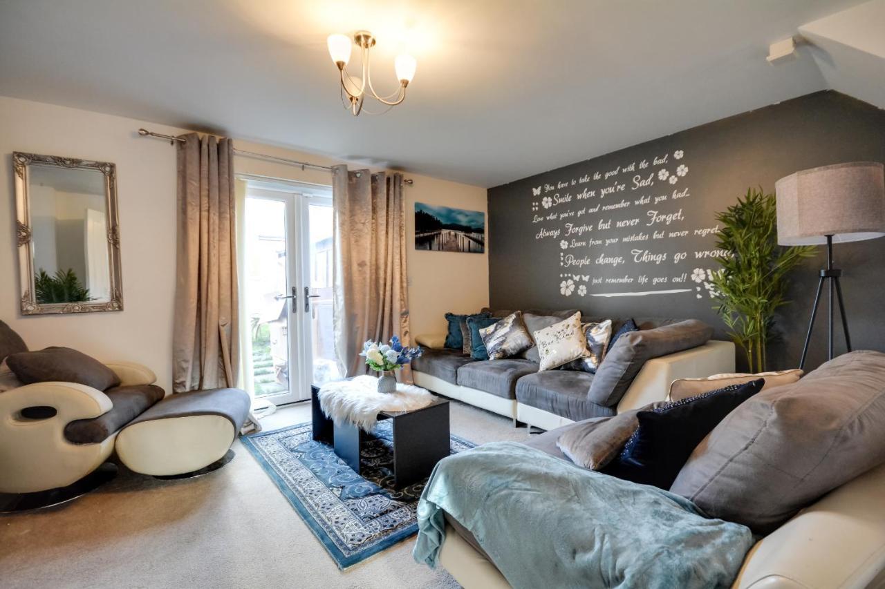 Three Bedroom House In Runcorn By The Lake With Parking By Neofinixdotcom 外观 照片