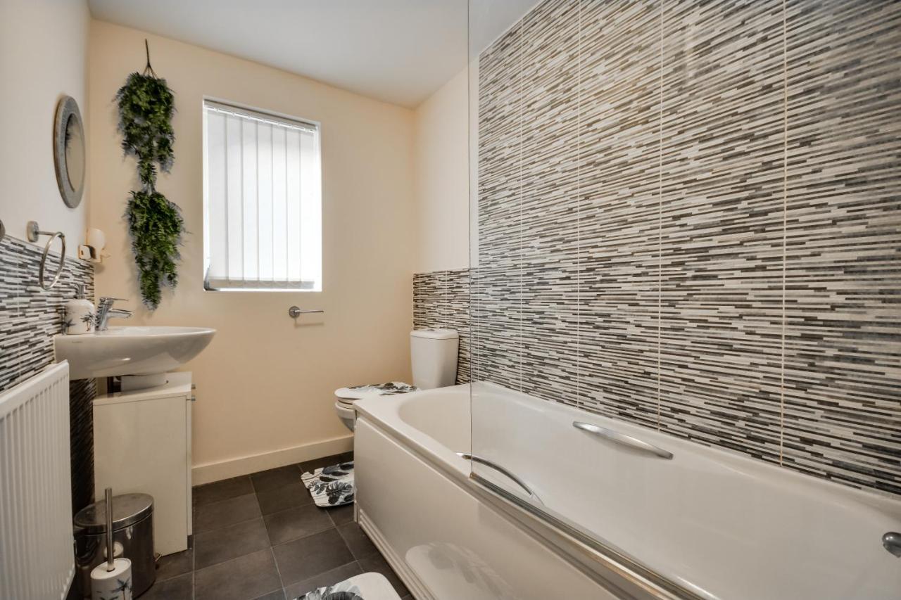 Three Bedroom House In Runcorn By The Lake With Parking By Neofinixdotcom 外观 照片